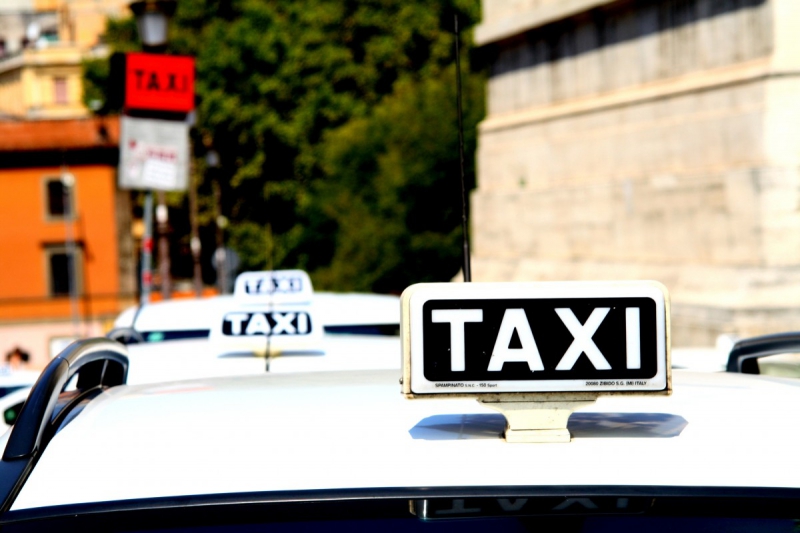 taxis-BRUE AURIAC-min_taxi_auto_rome_road_white-1051610